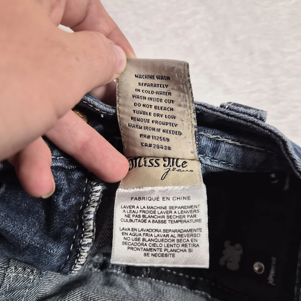 Miss Me Blue Jeans with Embellished Pockets Size 27 - Picture 9 of 9